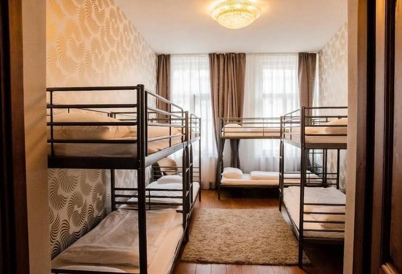 تختخواب در اتاق مشترک, The Republic Apartments