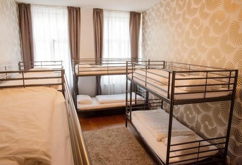 تختخواب در اتاق مشترک, The Republic Apartments