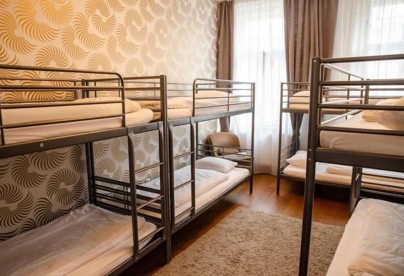 تختخواب در اتاق مشترک, The Republic Apartments