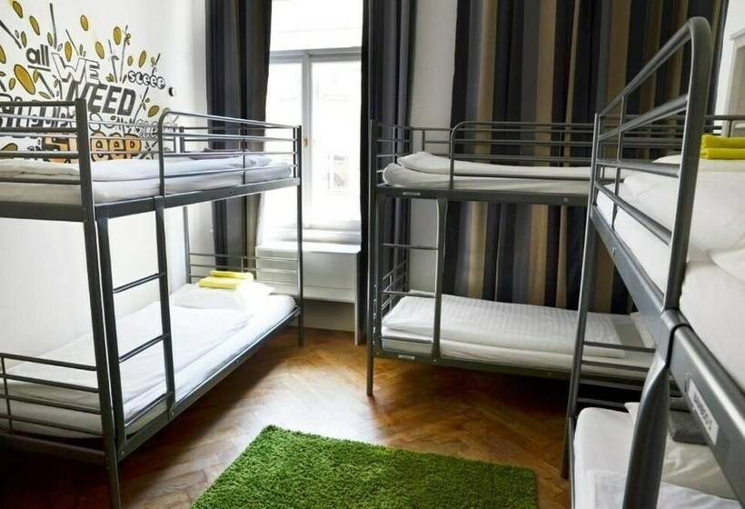 تختخواب در اتاق مشترک, The Republic Apartments