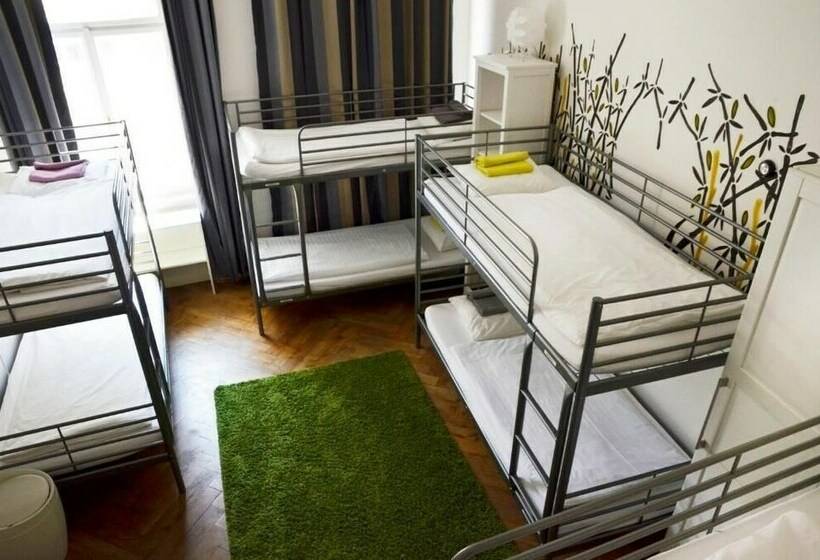 تختخواب در اتاق مشترک, The Republic Apartments