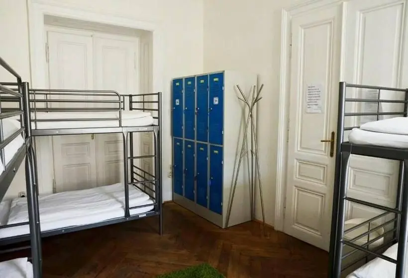 تختخواب در اتاق مشترک, The Republic Apartments