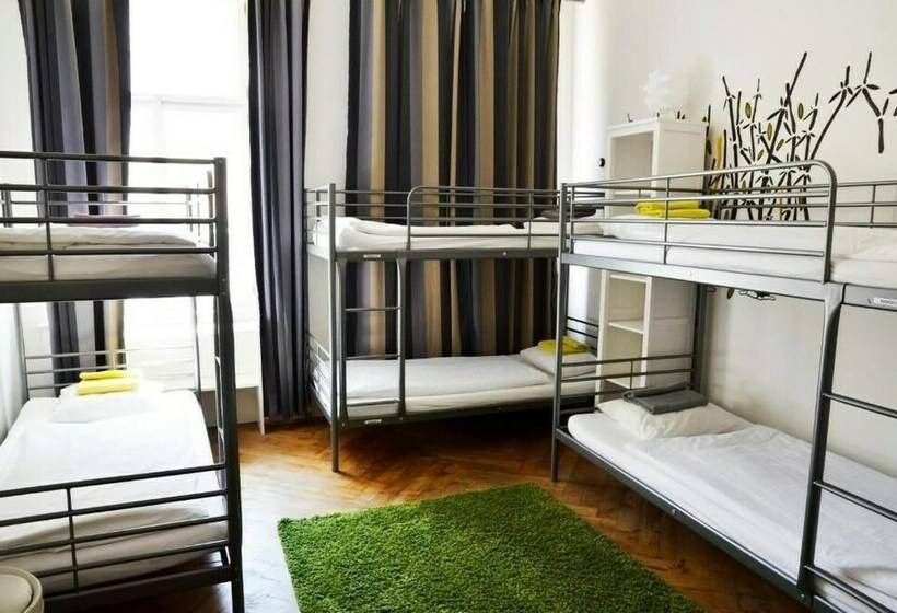 تختخواب در اتاق مشترک, The Republic Apartments