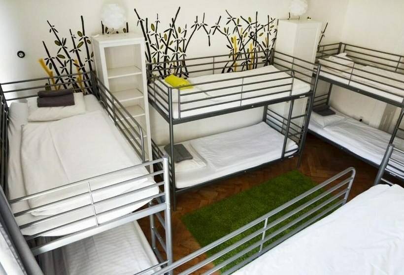 تختخواب در اتاق مشترک, The Republic Apartments