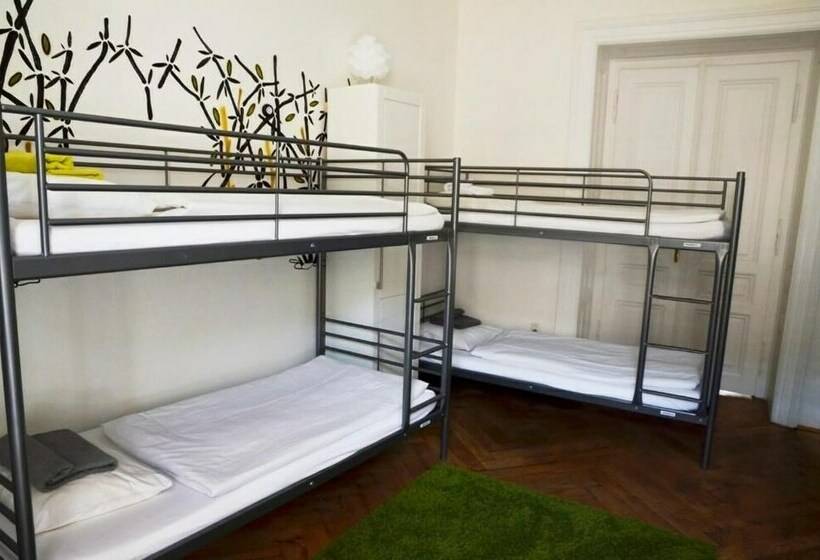 تختخواب در اتاق مشترک, The Republic Apartments