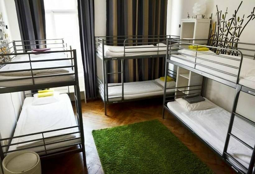تختخواب در اتاق مشترک, The Republic Apartments