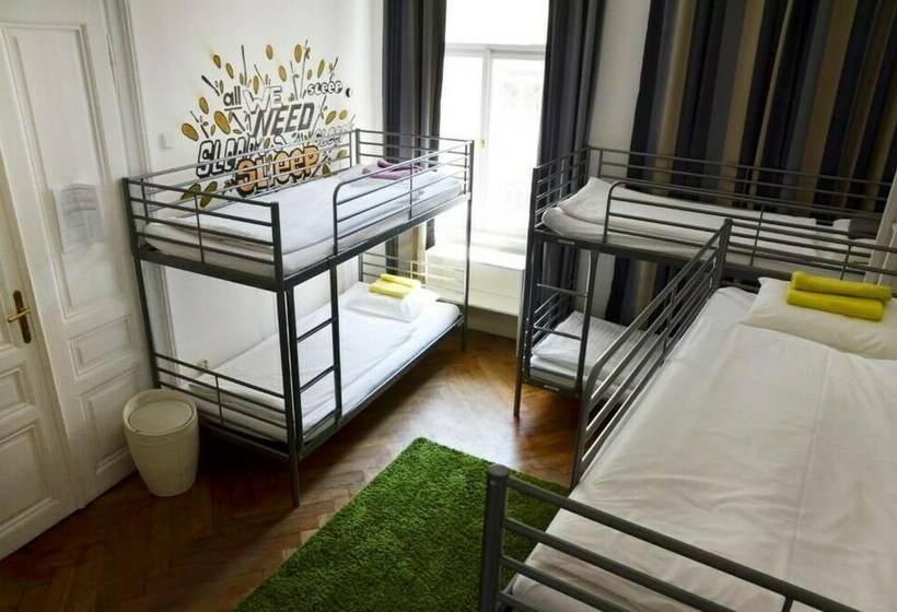 تختخواب در اتاق مشترک, The Republic Apartments