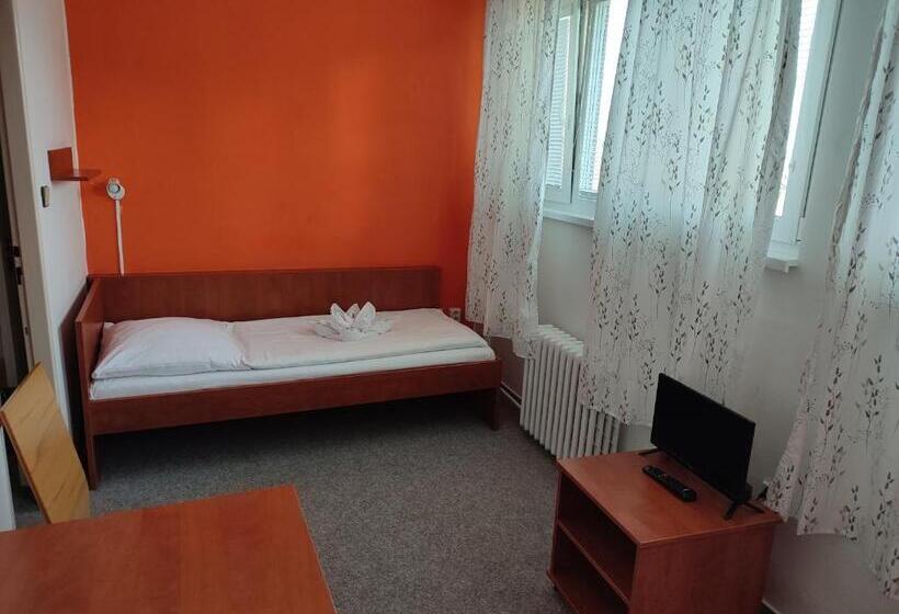 エコノミー４人部屋, Best Hotel Garni