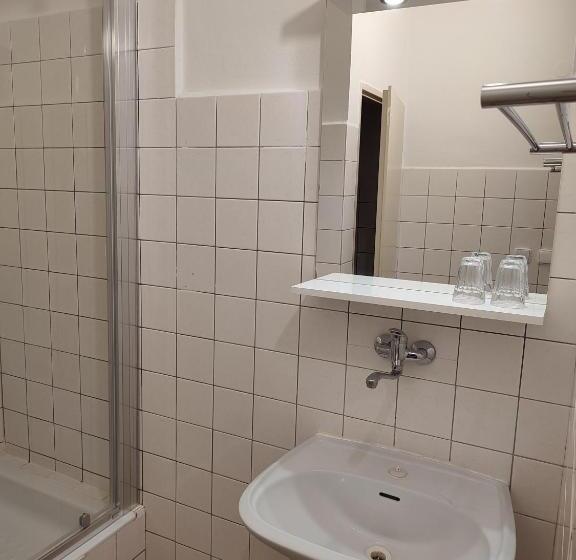 エコノミー４人部屋, Best Hotel Garni