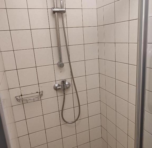 エコノミー４人部屋, Best Hotel Garni