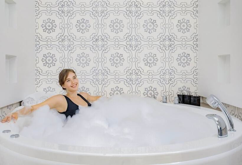 可观山景的豪华套房, Avista Grande Phuket Karon   Mgallery