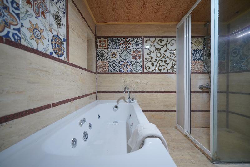 Номер Deluxe, Fosil Cave