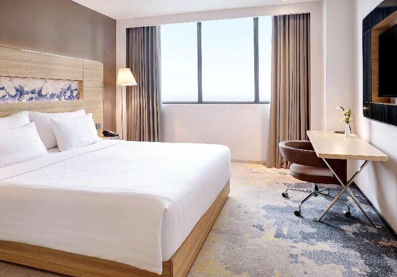 带大床的高级房间, Novotel Samator Surabaya Timur