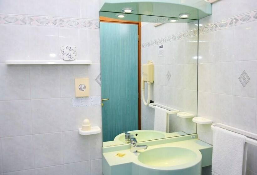 标准单人间, Astor