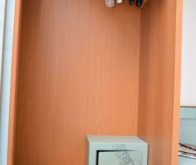 标准三人间, Astor