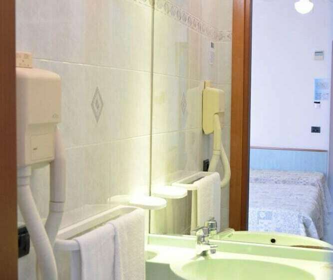 标准三人间, Astor