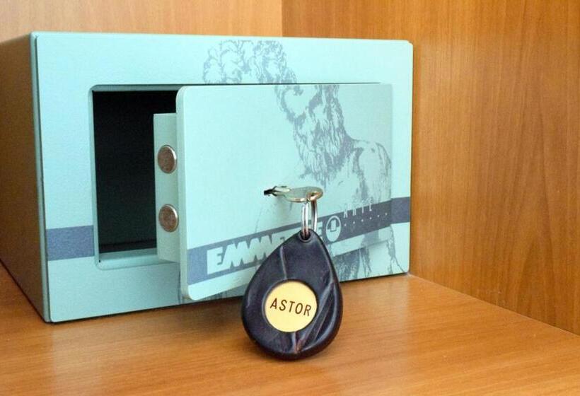 四人标准间, Astor