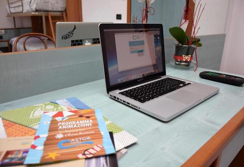 四人标准间, Astor