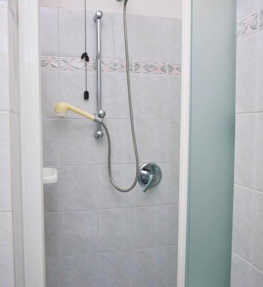 标准单人间, Astor