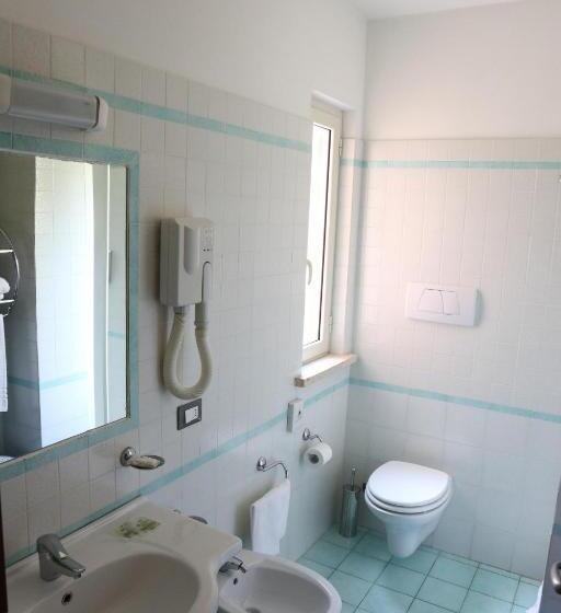 舒适三人间, Astor