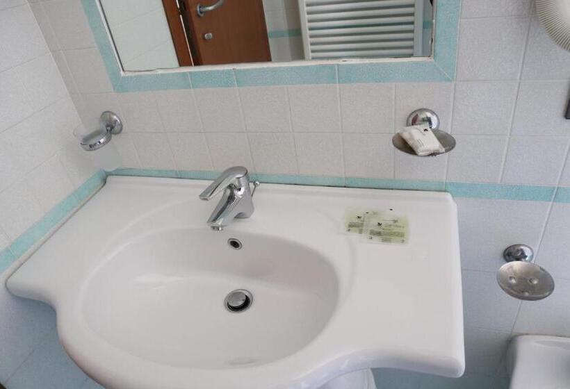 舒适三人间, Astor