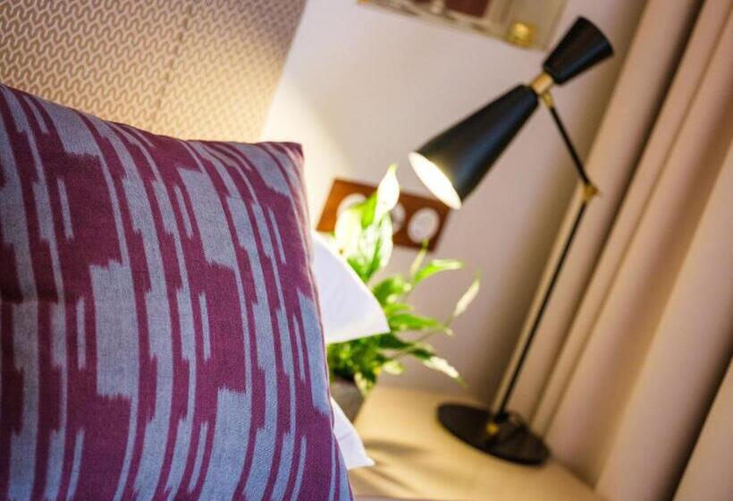 디럭스 룸, Gloria De Sant Jaume