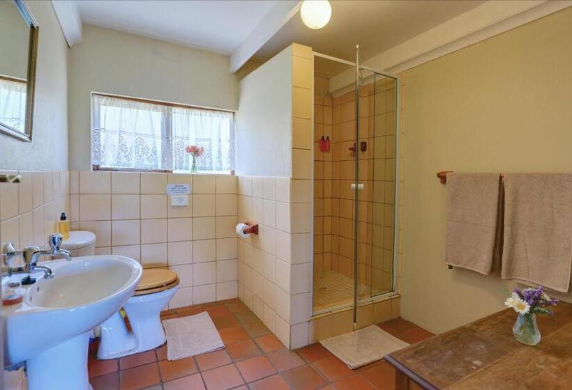 Standard Kolmen Hengen Huone, Over The Mountain Guest Farm