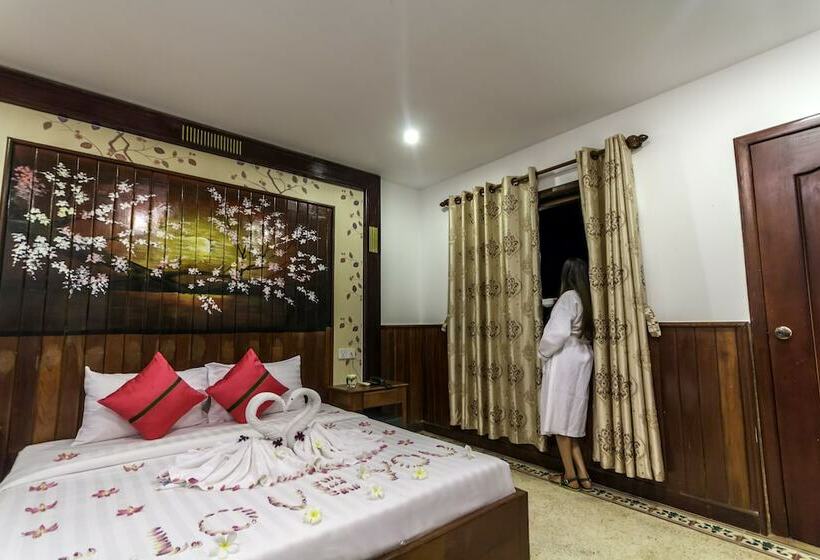 اتاق لوکس با چشم‌انداز استخر, Baystone Resort