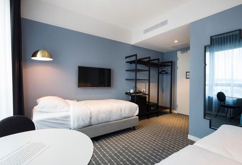Standard Triple Room, Corendon Village Amsterdam