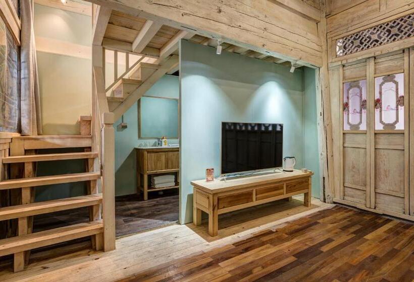 带阳台套房, Tuo Tuo Guest House