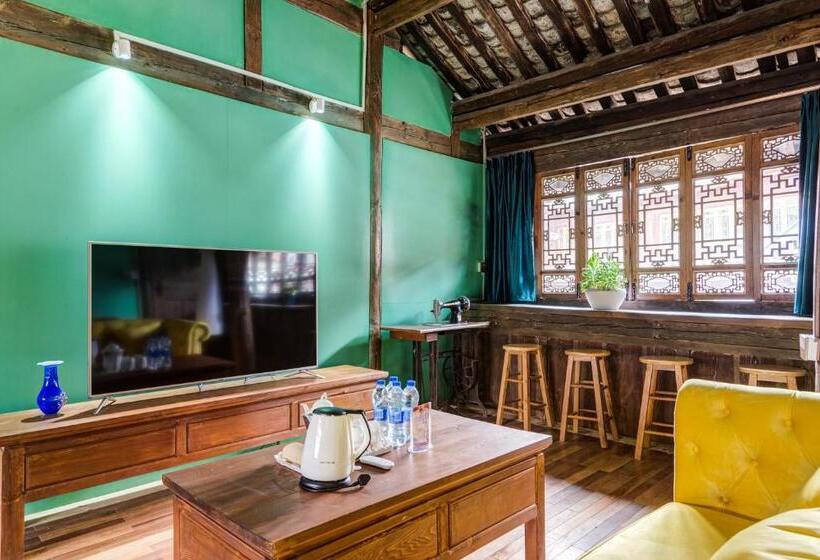 带露台的套间, Tuo Tuo Guest House