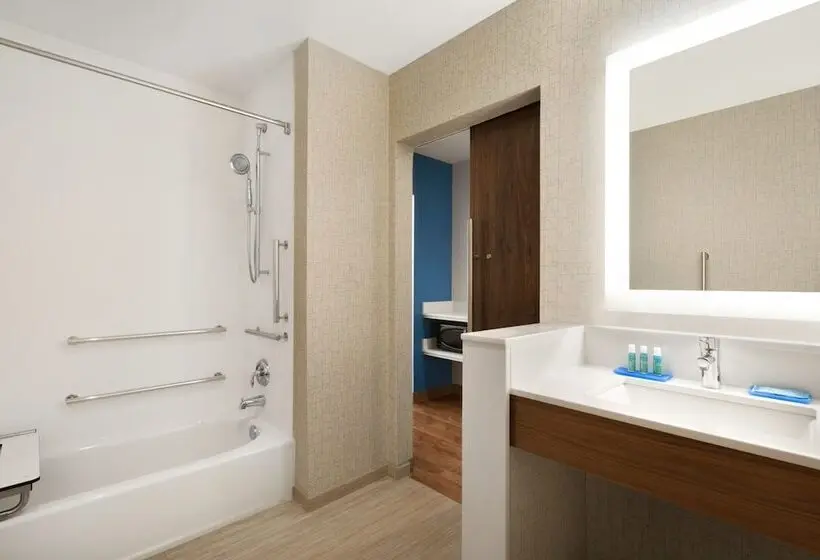 身障者適用スイートルーム, Holiday Inn Express & Suites   Cincinnati South   Wilder, An Ihg