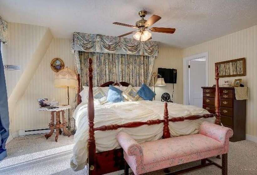 جناح مزوَّد بشرفة, Heathwood Inn