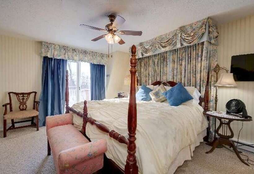 جناح مزوَّد بشرفة, Heathwood Inn