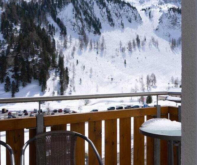 شقة غرفة واحدة, Laaxerhof