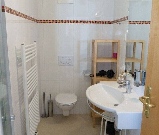 شقة غرفة واحدة, Laaxerhof