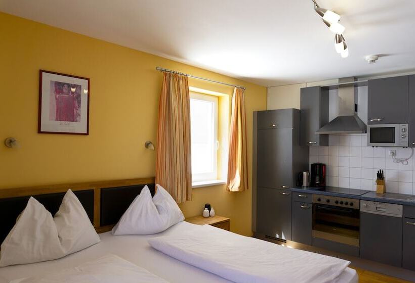 شقة غرفة واحدة, Laaxerhof