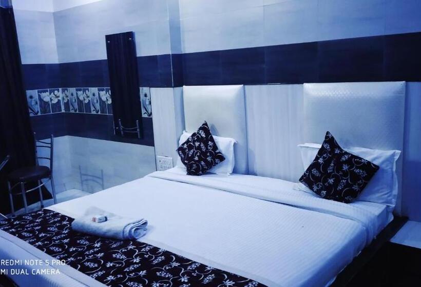 Chambre Familiale, Ravi Agra