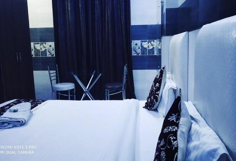 Chambre Familiale, Ravi Agra