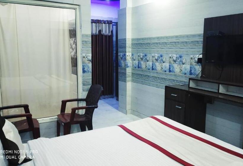 Chambre Familiale, Ravi Agra