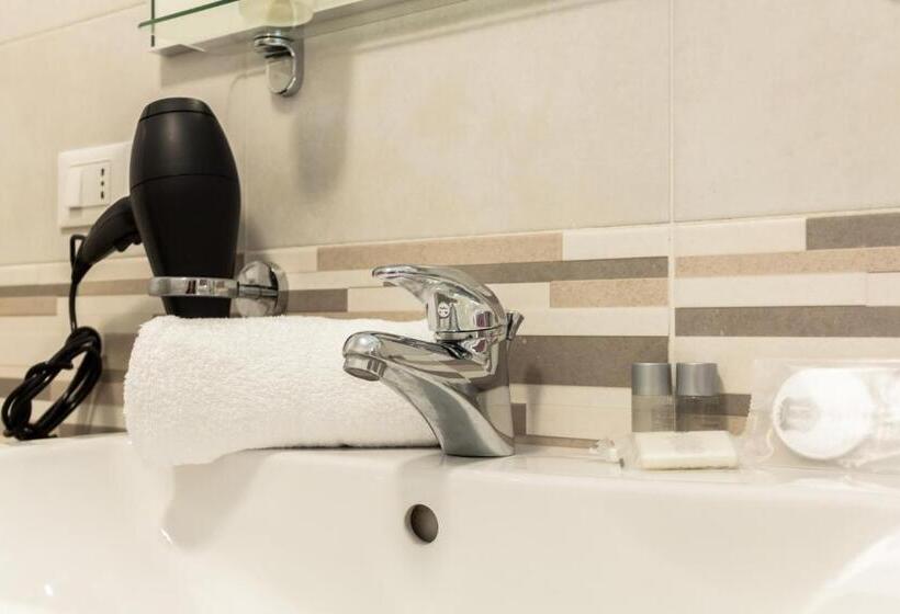 חדר סטנדרט לשלושה עם מרפסת, Rossovino Como