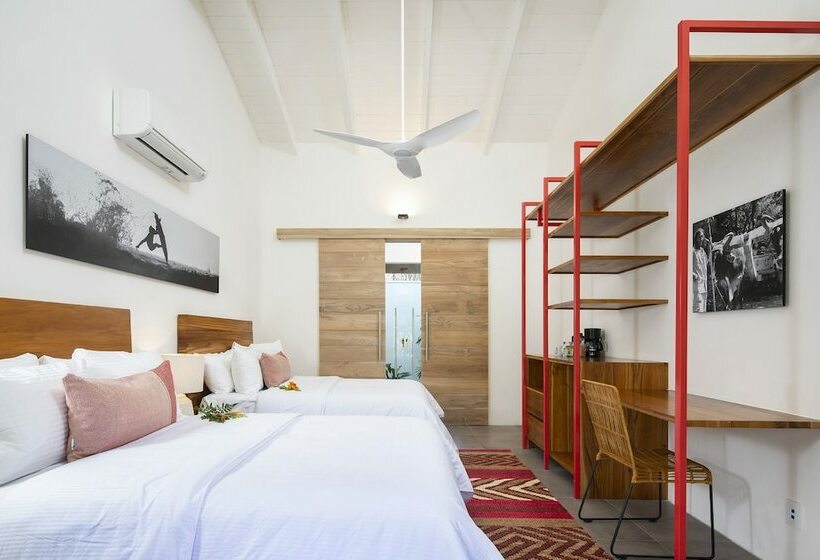 スタンダードルーム, The Gilded Iguana