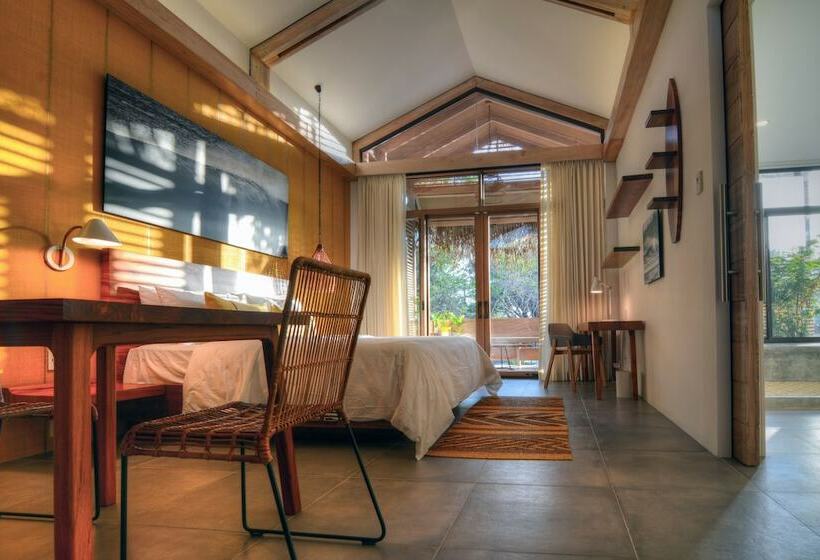 プレミアムルーム, The Gilded Iguana