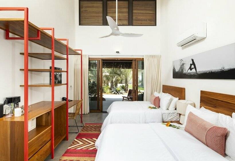 スタンダードルーム, The Gilded Iguana