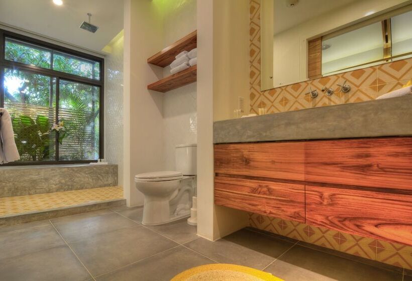 プレミアムルーム, The Gilded Iguana