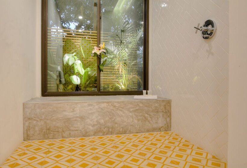 プレミアムルーム, The Gilded Iguana