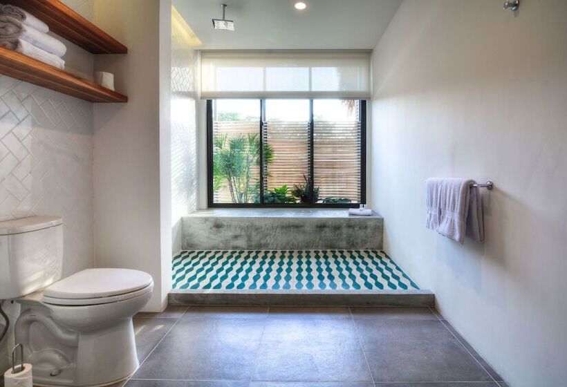 プレミアムルーム, The Gilded Iguana