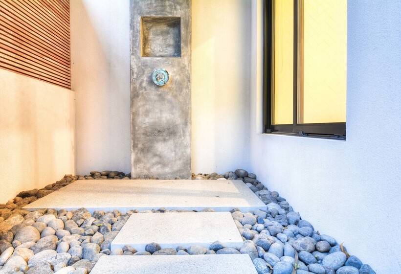 プレミアムルーム, The Gilded Iguana