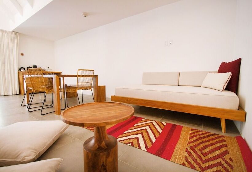 スイート, The Gilded Iguana