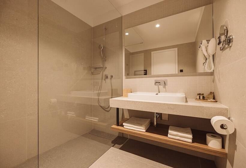 اتاق سوپریور, Grof